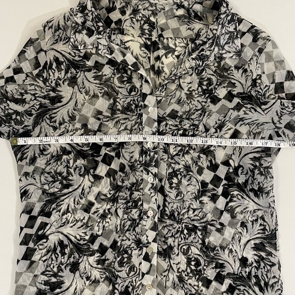 Suzy Shier Checkered Button Down Blouse Size Small - Picture 7 of 7